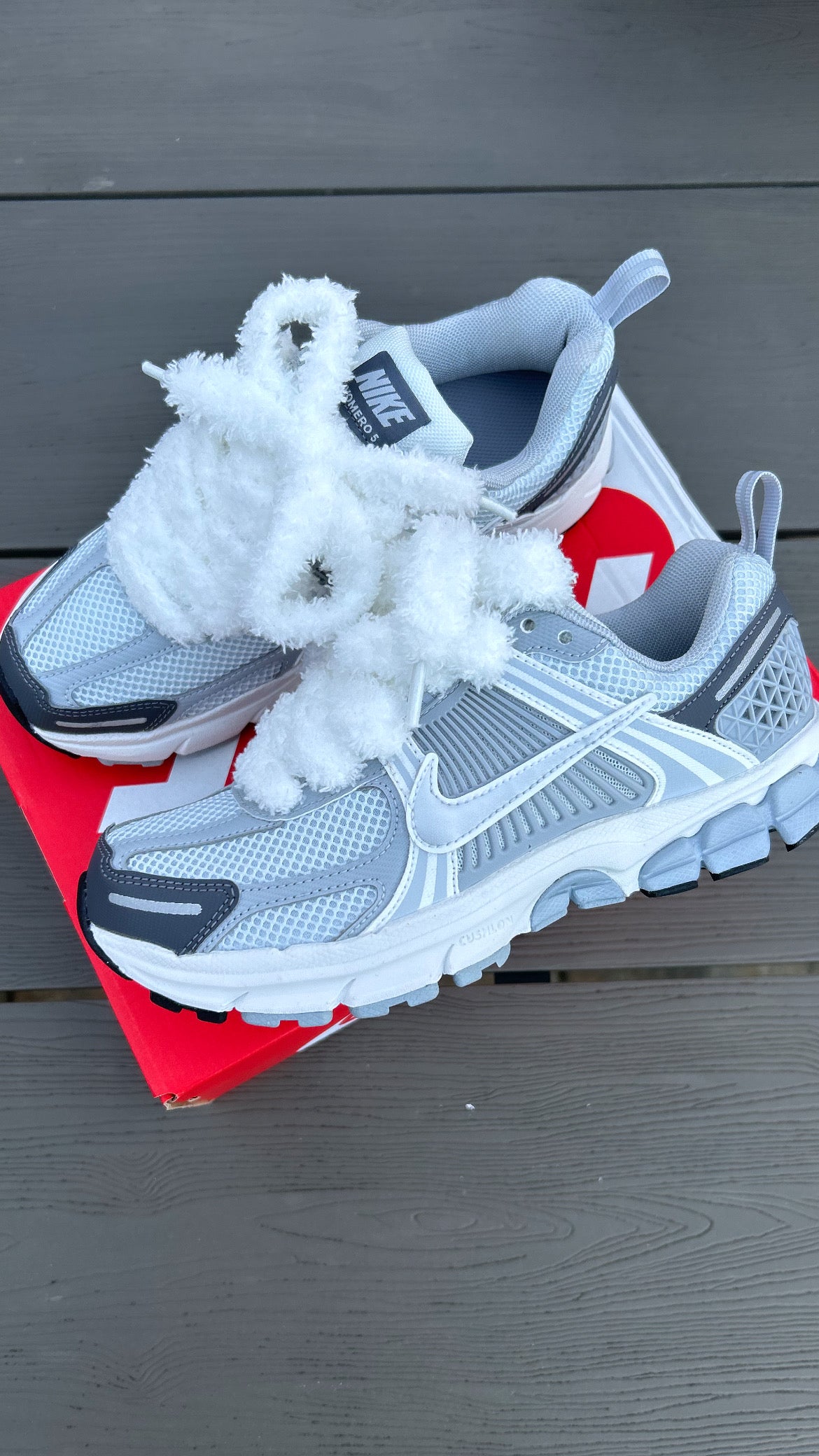 Nike zoom vomero 5 with fuzzy laces