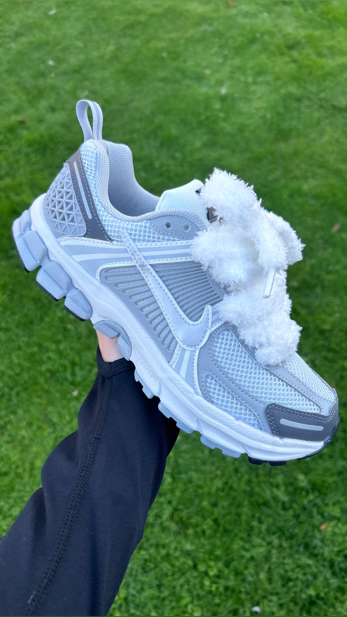 Nike zoom vomero 5 with fuzzy laces